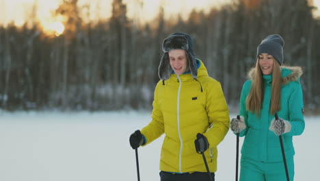 Schauen-Sie-Sich-Beim-Skifahren-Im-Winterwald-Mit-Liebevollen-Augen-An.-Ein-Ehepaar-Pflegt-Einen-Gesunden-Lebensstil